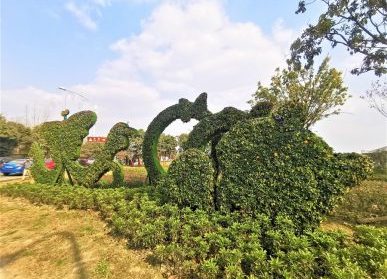 公园动物绿雕，成都北湖公园蝴蝶熊猫绿植雕塑景观